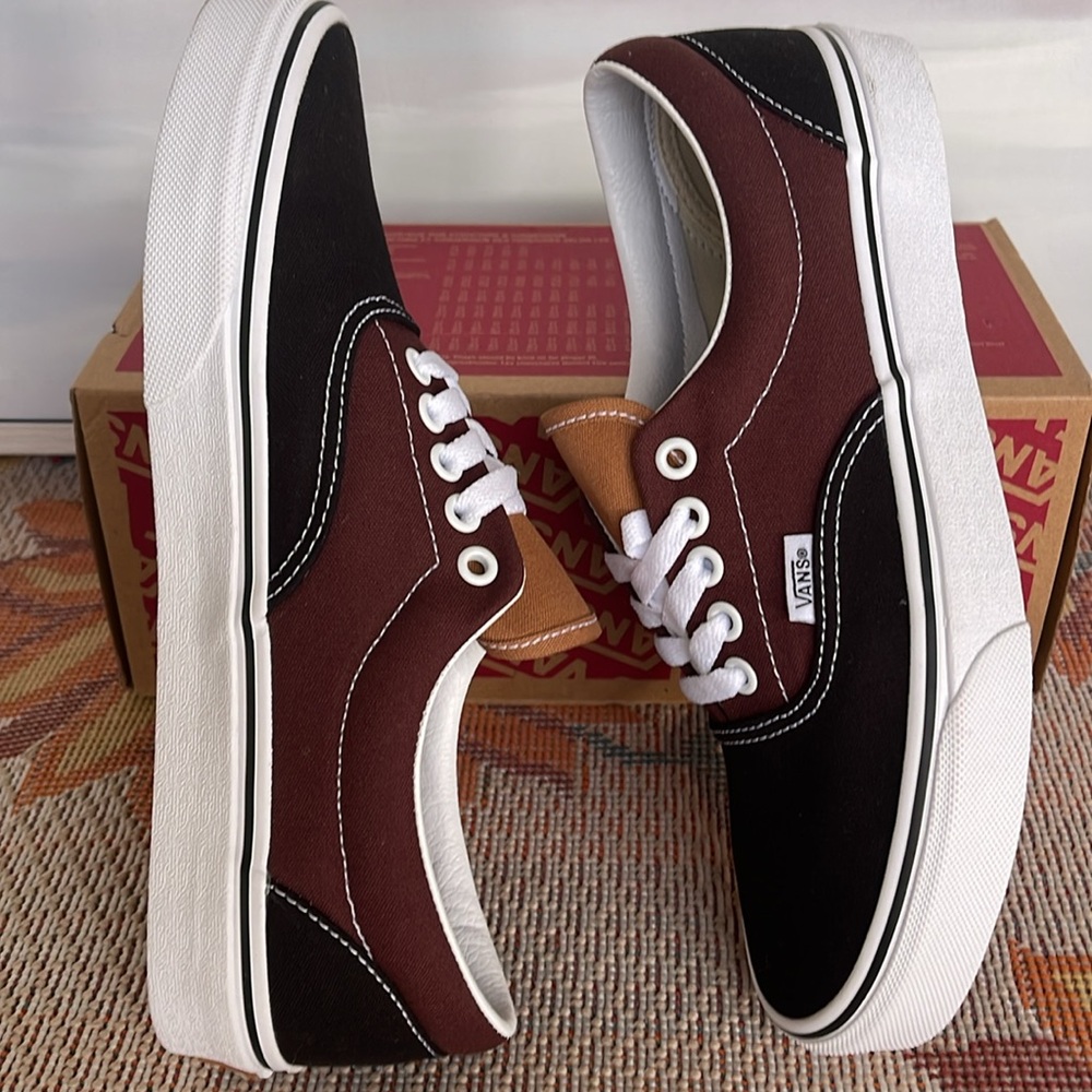 Vans Men’s Era Color Block Black/Brown
VN0005UEYS8
Sneakers - Picture 12 of 16